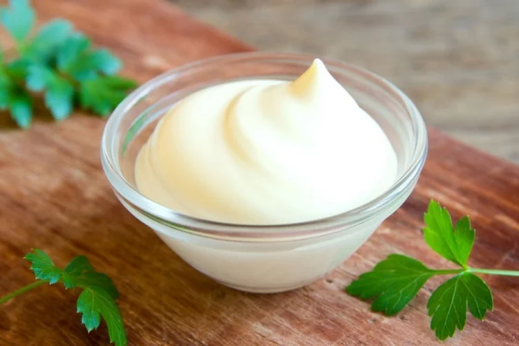 علبة مايونيز كبير