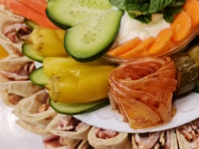 وجبة عربية مع جبنة تكفي 3 أفراد