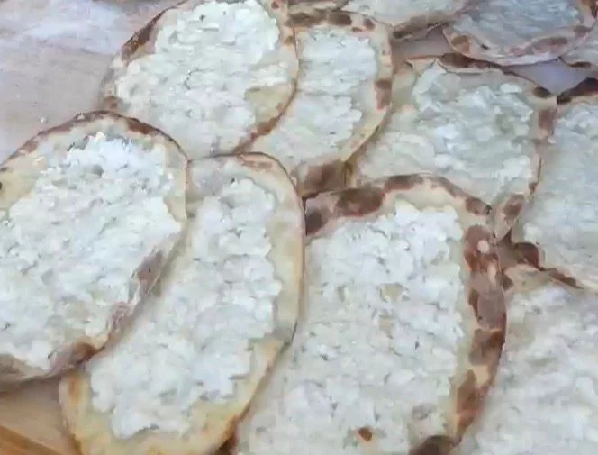 صفيحة جبنة بيضاء مع زعتر شامية