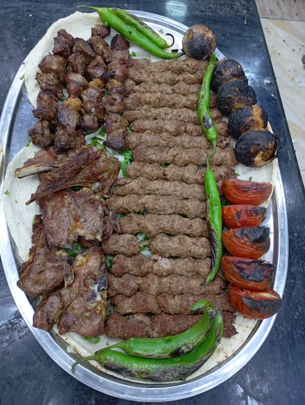 شقف وكباب مشكل لحم عجل بلدي