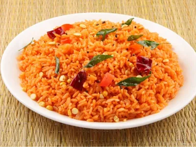 صحن رز كبسة مع مكسرات